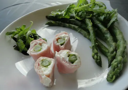 Sushi di prosciutto cotto ed asparagi