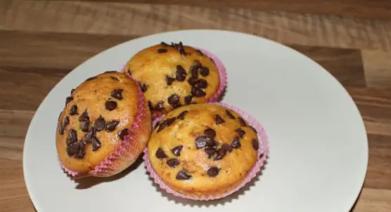 Muffin con arancia e banana decorati con gocce di cioccolato