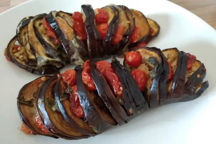 Melanzane al forno con pomodorini e basilico