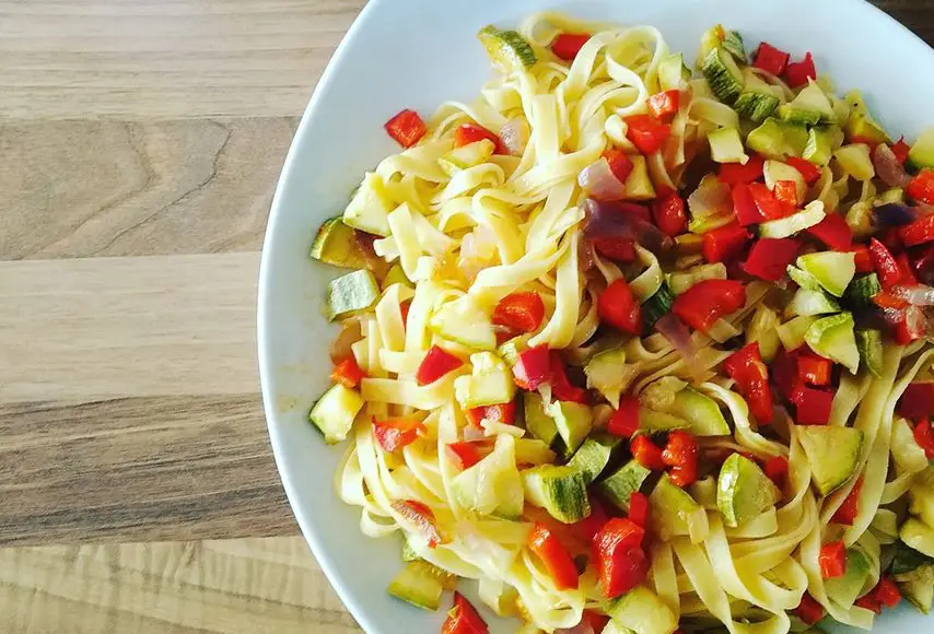 Tagliatelle di primavera con peperoni e zucchine