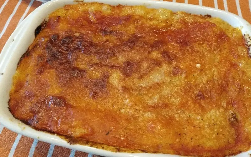 Polenta gratinata al pomodoro e formaggio con fagioli