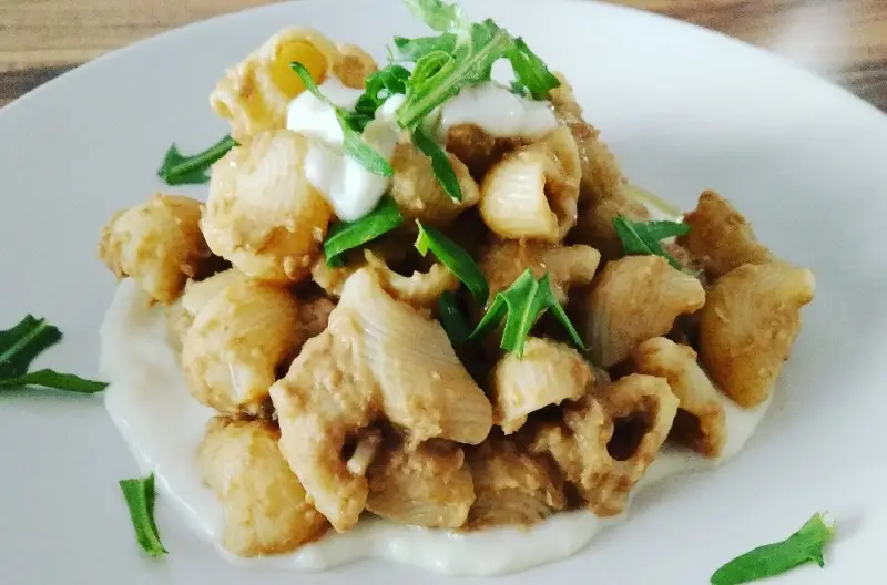 Lumaconi con crema di lenticchie su salsa besciamella con rucola