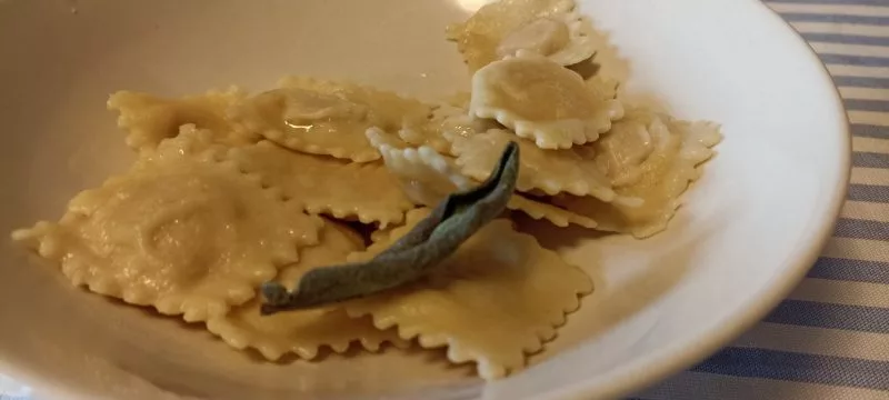 Ravioli di patate con burro e salvia