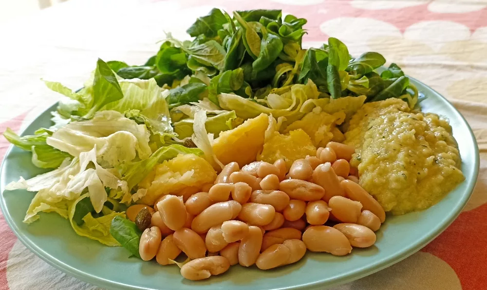 Insalata con fagioli cannellini e zucchine