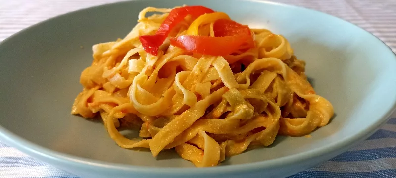 Tagliatelle con crema di peperoni